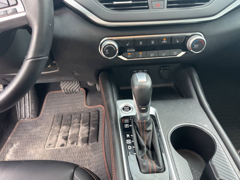 Nissan Altima Vehicle Image 13
