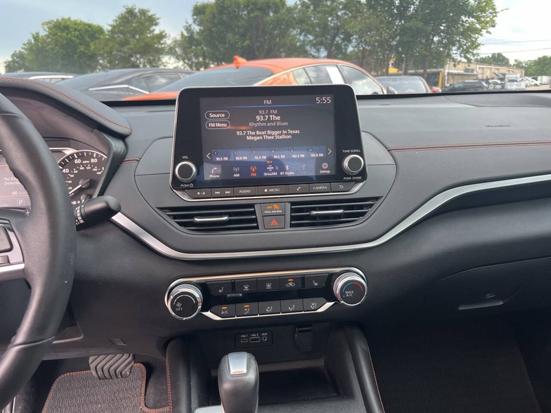 Nissan Altima Vehicle Image 14