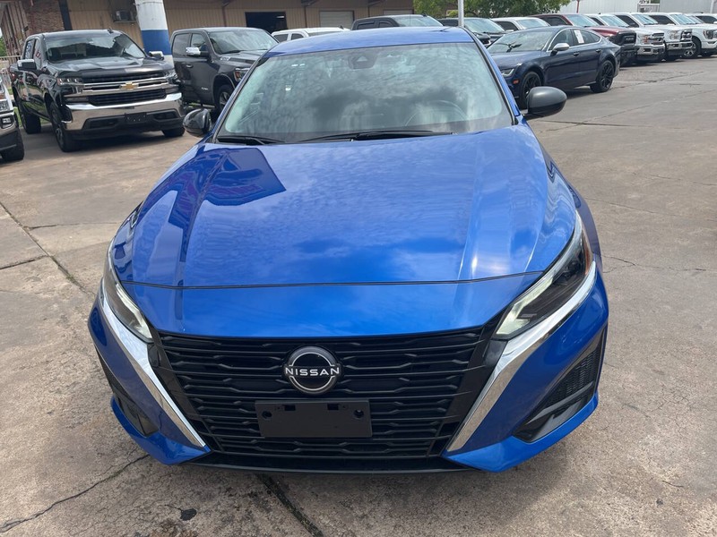 Nissan Altima Vehicle Image 02
