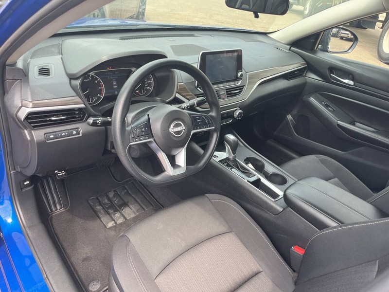 Nissan Altima Vehicle Image 08