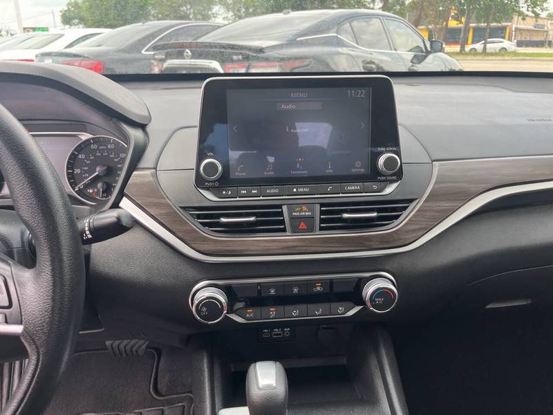 Nissan Altima Vehicle Image 11