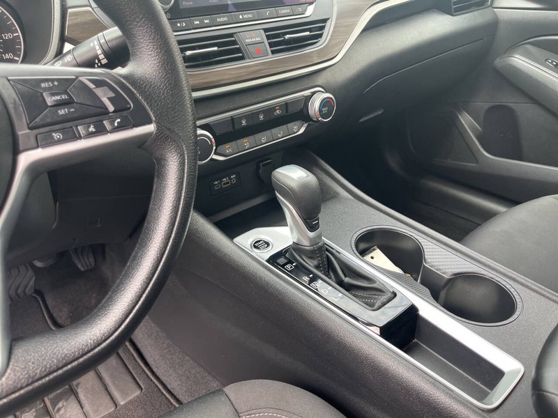 Nissan Altima Vehicle Image 12
