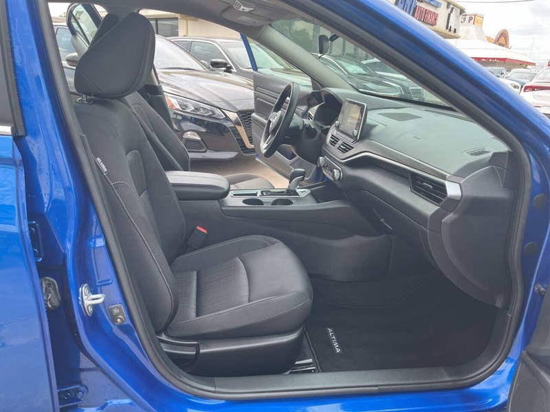 Nissan Altima Vehicle Image 19