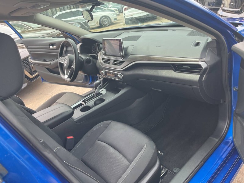 Nissan Altima Vehicle Image 20