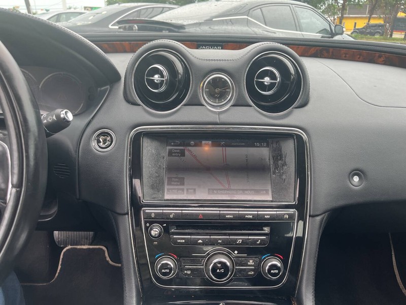 Jaguar XJ Vehicle Image 11