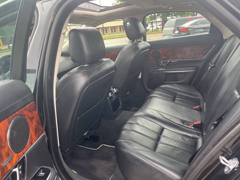 Jaguar XJ Vehicle Image 16