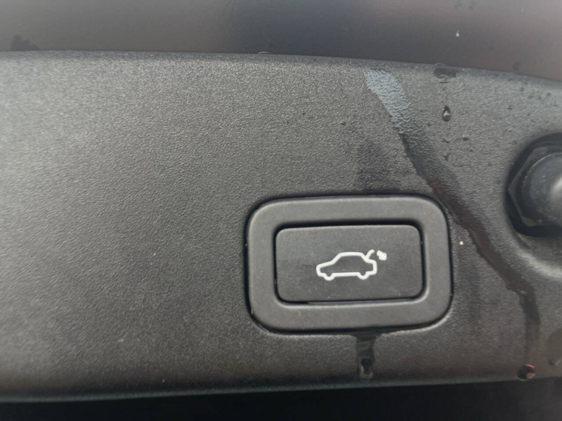 Jaguar XJ Vehicle Image 18