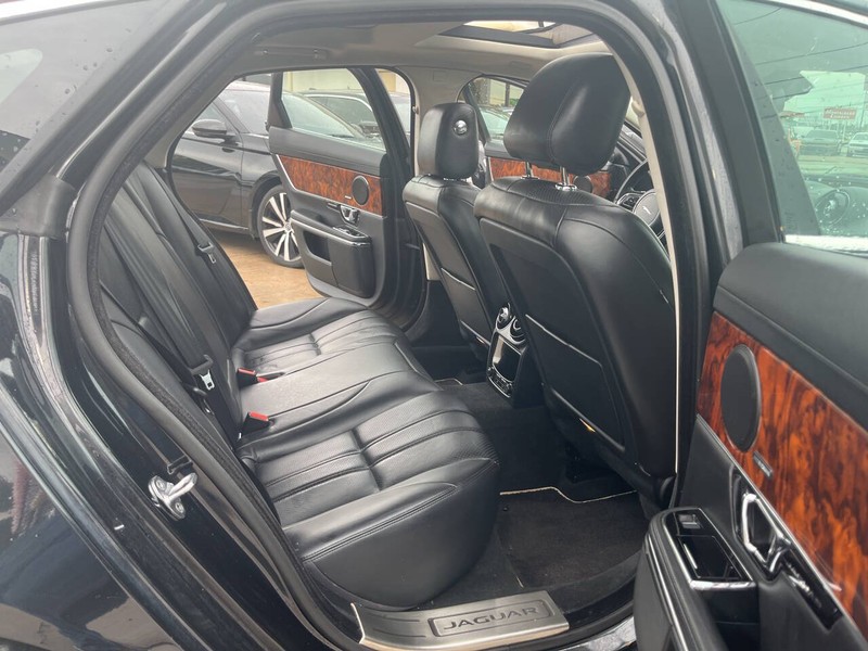 Jaguar XJ Vehicle Image 19
