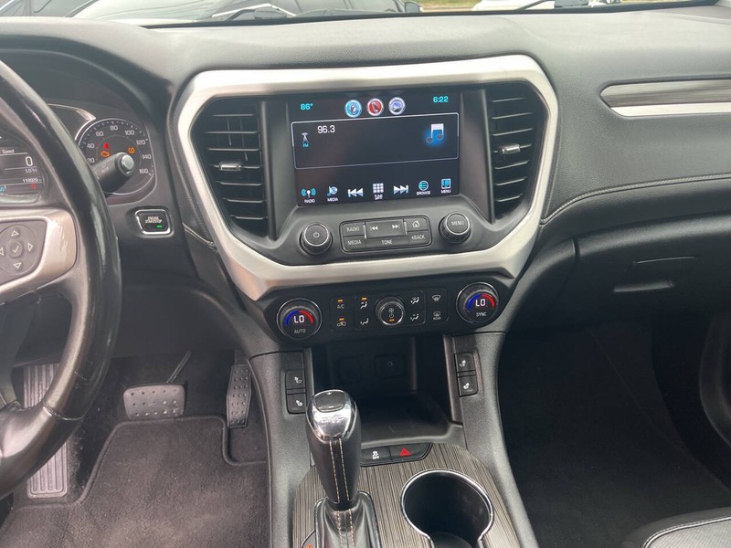 GMC Acadia Vehicle Image 09