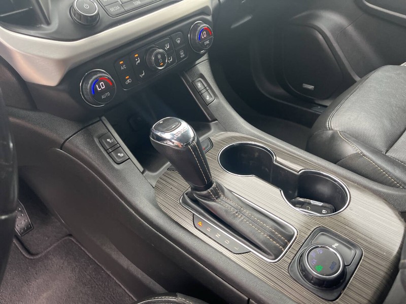 GMC Acadia Vehicle Image 10