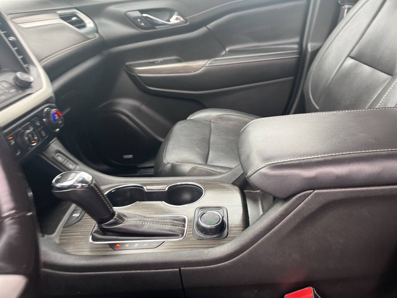 GMC Acadia Vehicle Image 11