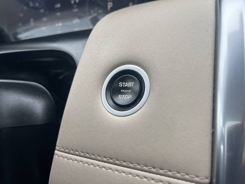 Land Rover Discovery Sport Vehicle Image 13