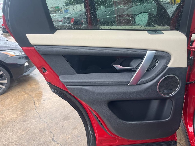 Land Rover Discovery Sport Vehicle Image 18
