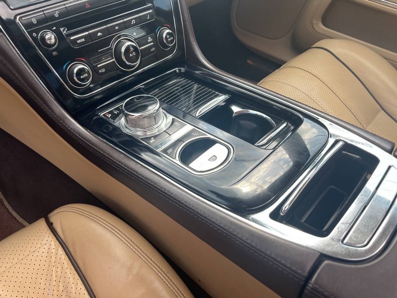 Jaguar XJL Vehicle Image 08