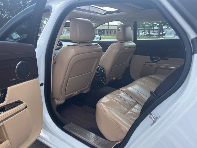 Jaguar XJL Vehicle Image 10