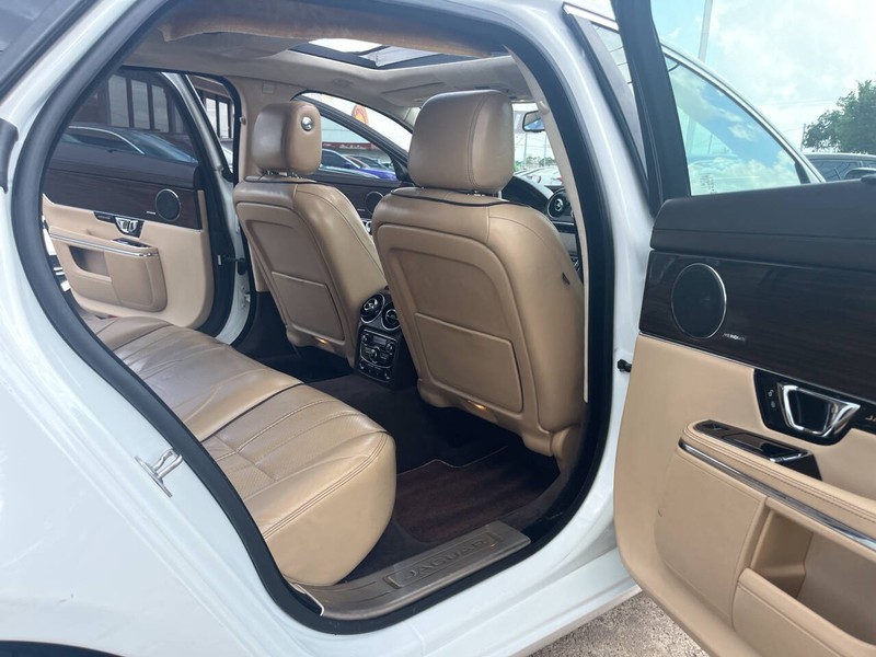 Jaguar XJL Vehicle Image 12