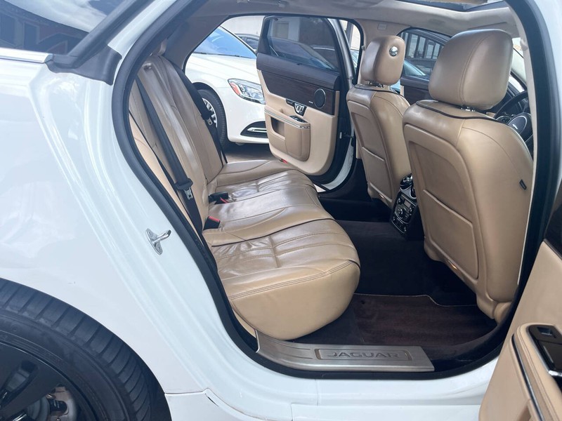 Jaguar XJL Vehicle Image 13