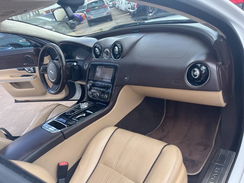 Jaguar XJL Vehicle Image 16
