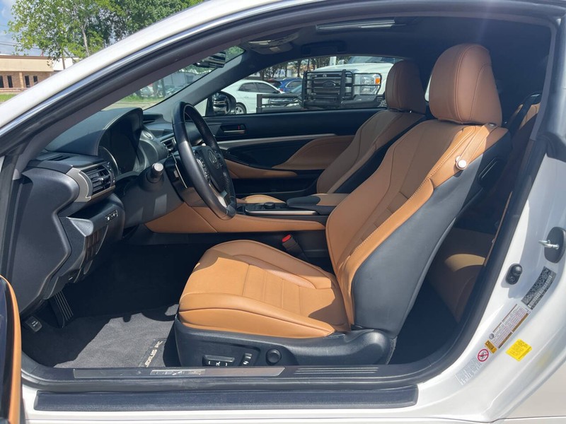 Lexus RC 200t Vehicle Image 11