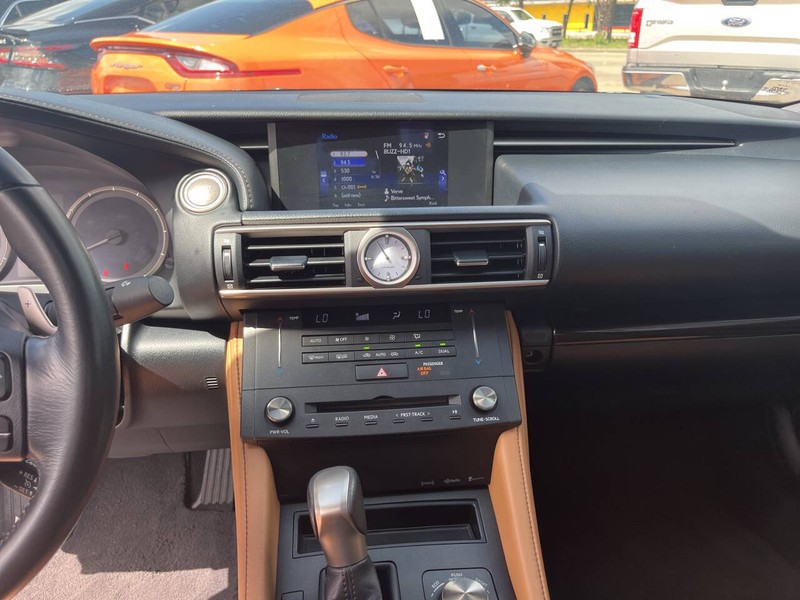 Lexus RC 200t Vehicle Image 14