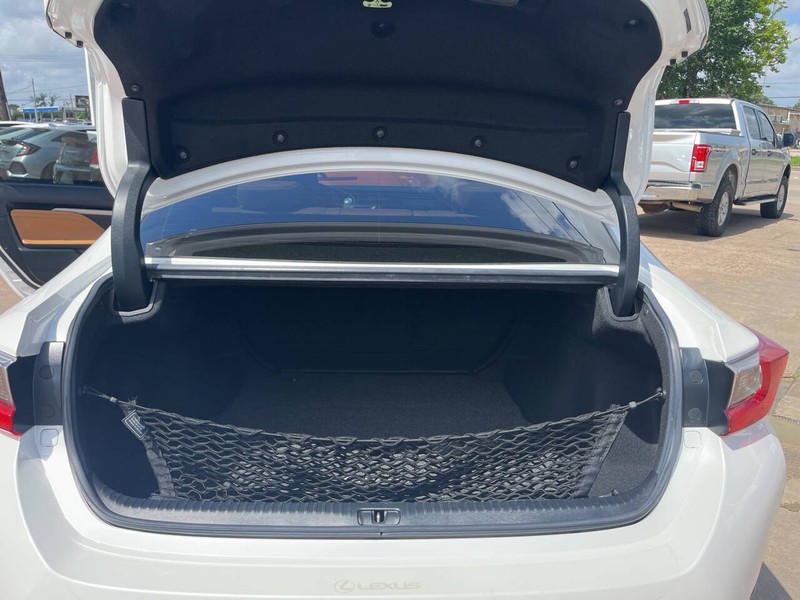 Lexus RC 200t Vehicle Image 17