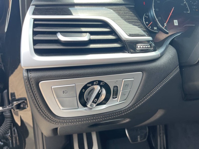 BMW 7 Series Vehicle Image 09
