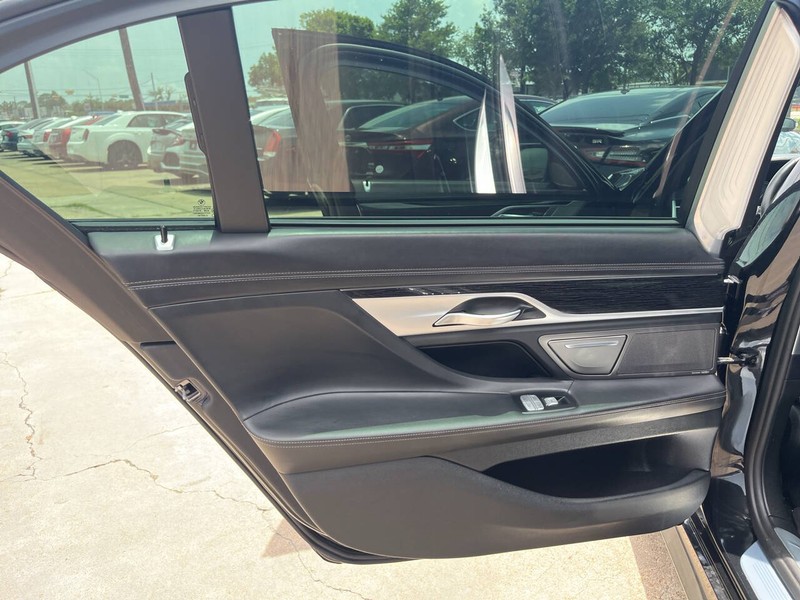 BMW 7 Series Vehicle Image 16