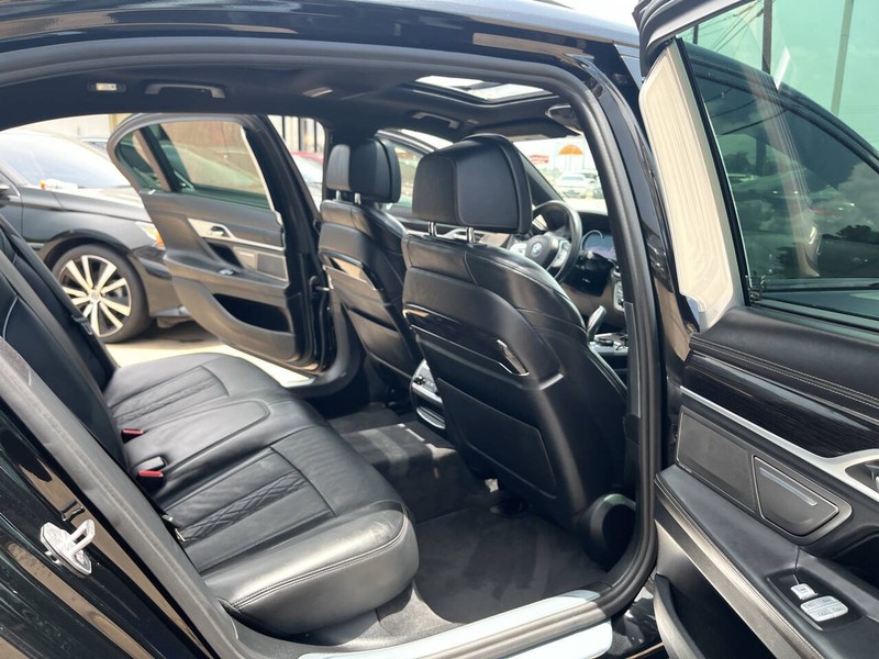 BMW 7 Series Vehicle Image 21