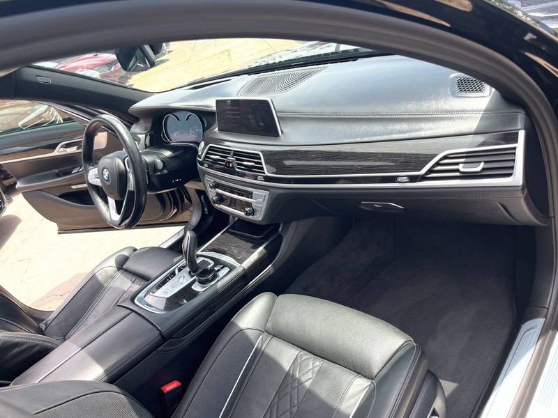 BMW 7 Series Vehicle Image 24