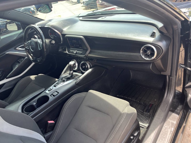 Chevrolet Camaro Vehicle Image 18