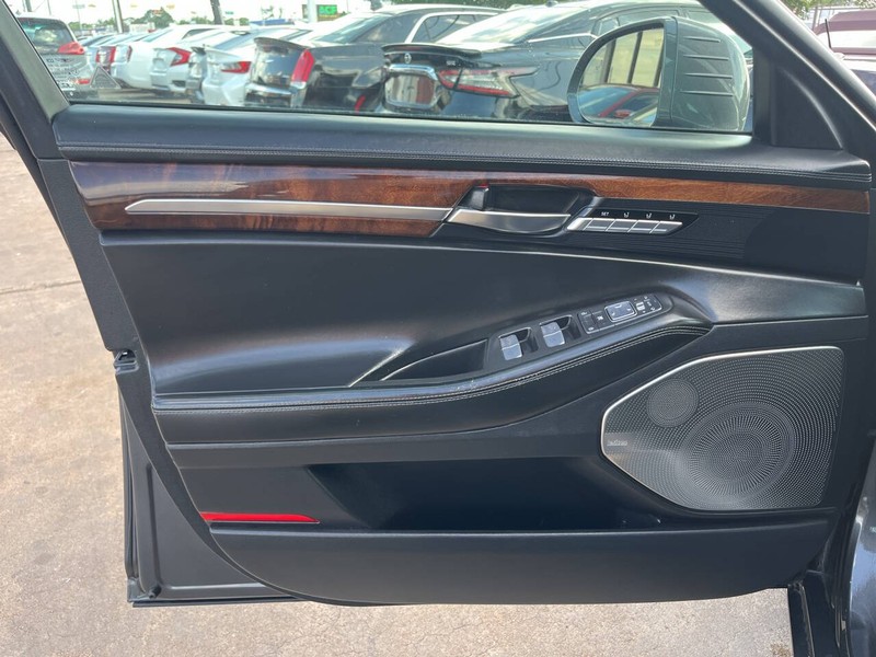 Genesis G90 Vehicle Image 07