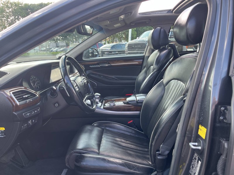 Genesis G90 Vehicle Image 09