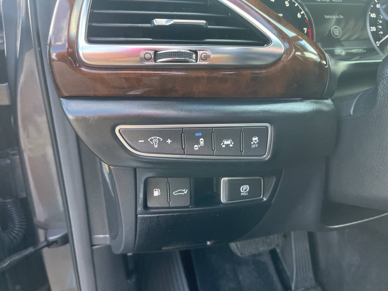 Genesis G90 Vehicle Image 10