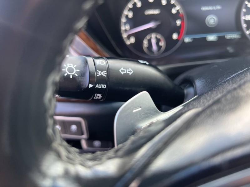 Genesis G90 Vehicle Image 12