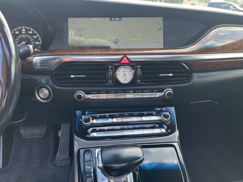 Genesis G90 Vehicle Image 14