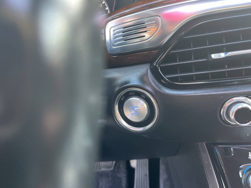 Genesis G90 Vehicle Image 15