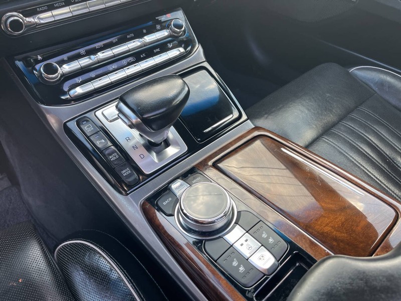 Genesis G90 Vehicle Image 16