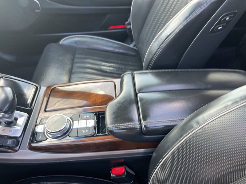 Genesis G90 Vehicle Image 17