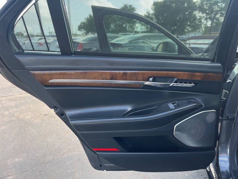 Genesis G90 Vehicle Image 18