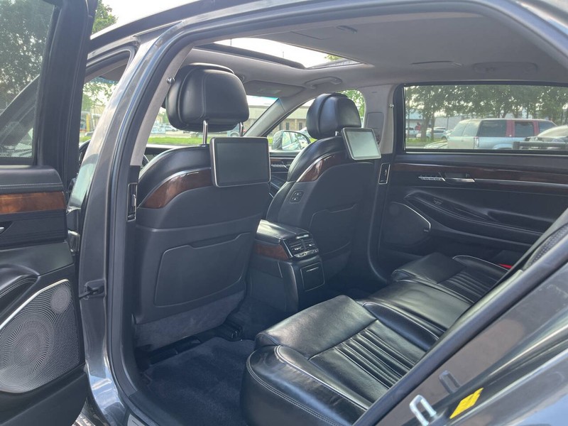 Genesis G90 Vehicle Image 19