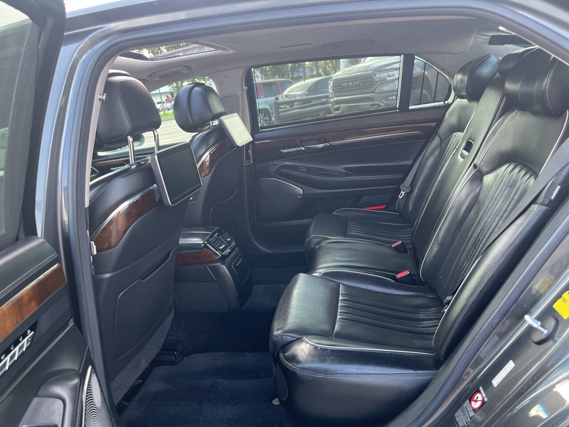 Genesis G90 Vehicle Image 20