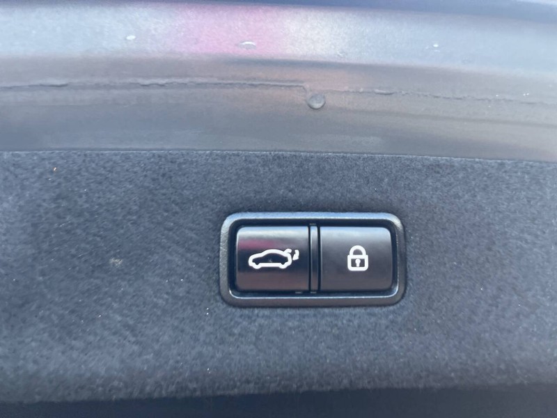 Genesis G90 Vehicle Image 21