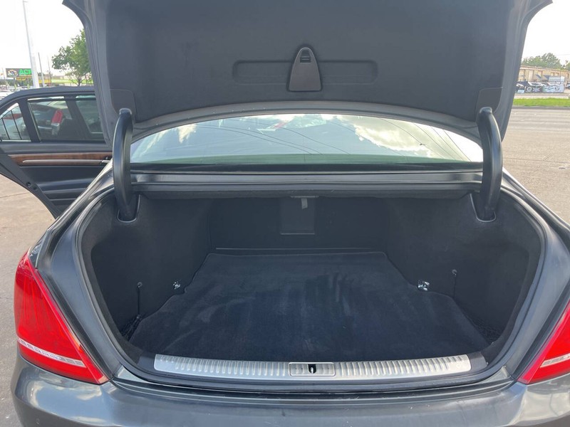 Genesis G90 Vehicle Image 22
