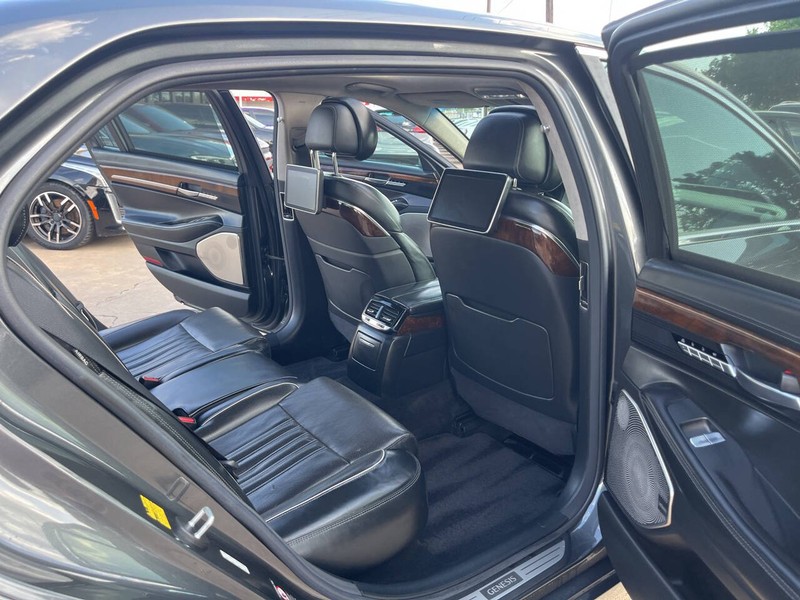 Genesis G90 Vehicle Image 23