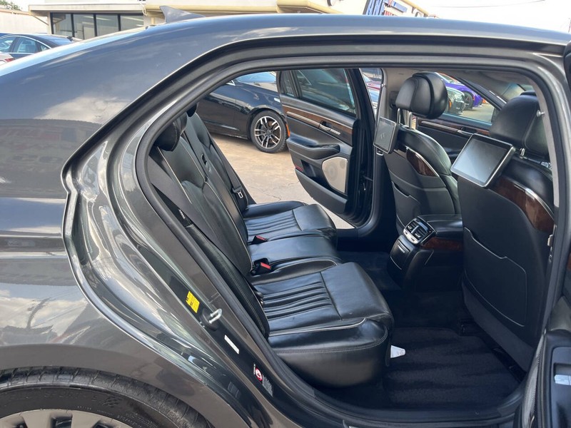 Genesis G90 Vehicle Image 24