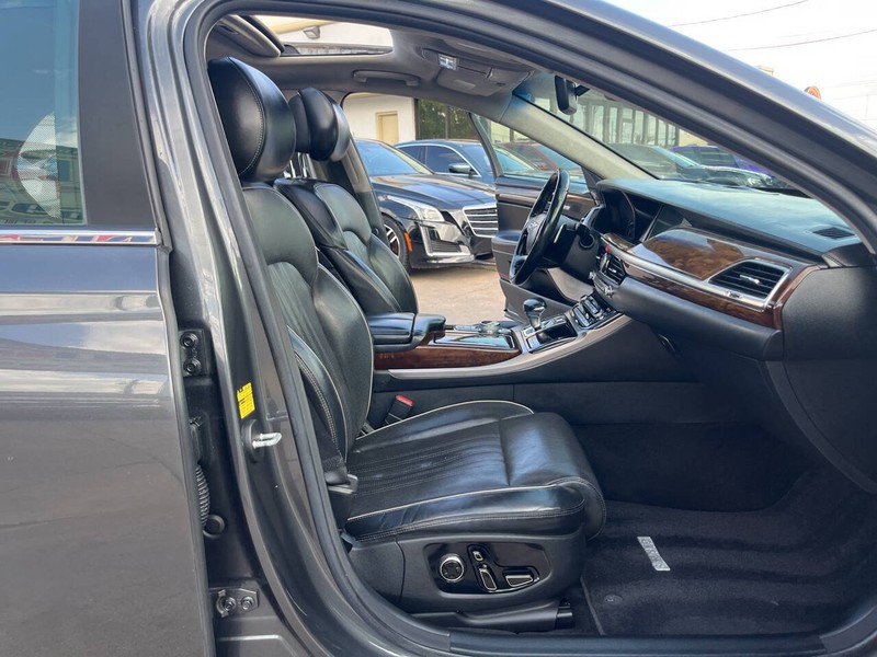 Genesis G90 Vehicle Image 25