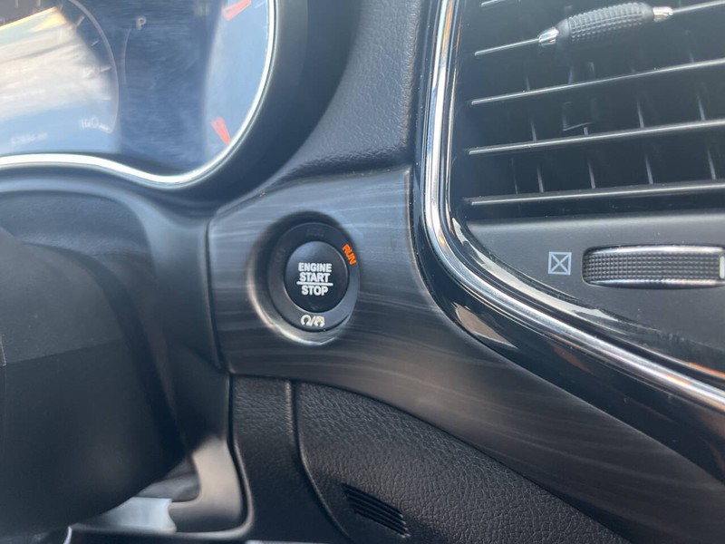 Jeep Grand Cherokee Vehicle Image 12
