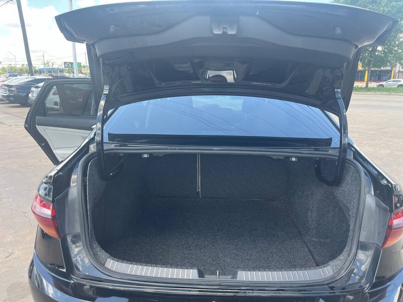 Volkswagen Jetta Vehicle Image 12
