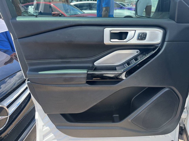 Ford Explorer Vehicle Image 06