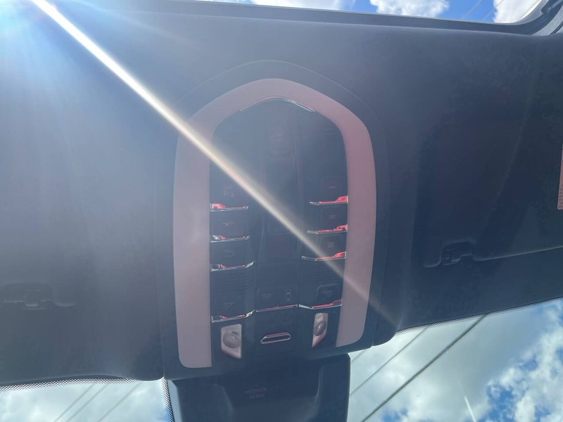 Porsche Macan Vehicle Image 15